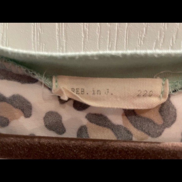 Free with purchase. Boutique Sage green with leopard print M - Picture 3 of 3